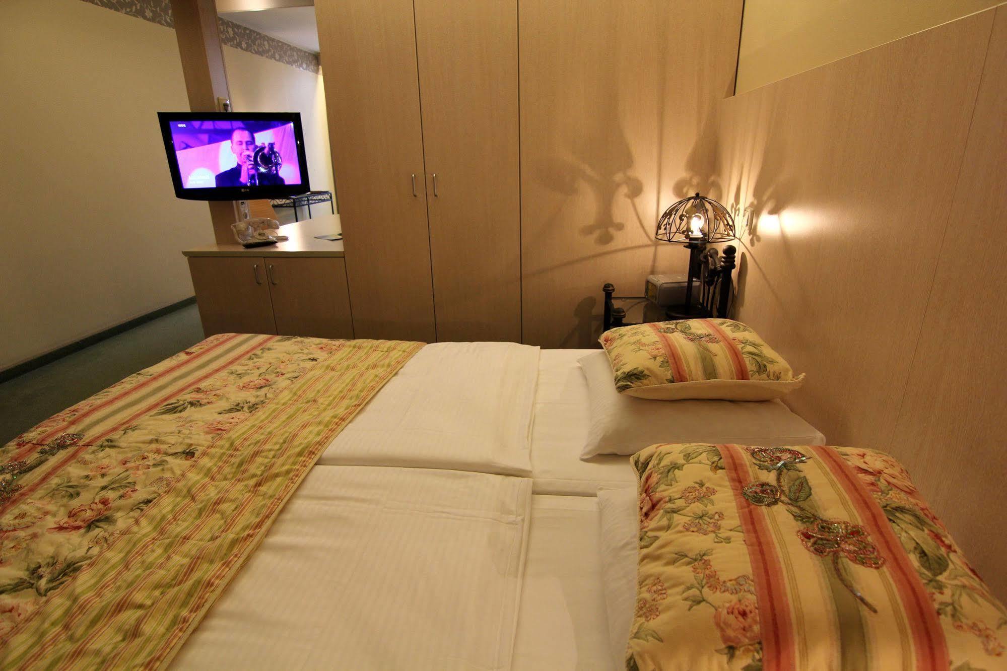 Restaurant Oolderhof Bv Hotel Roermond Ngoại thất bức ảnh
